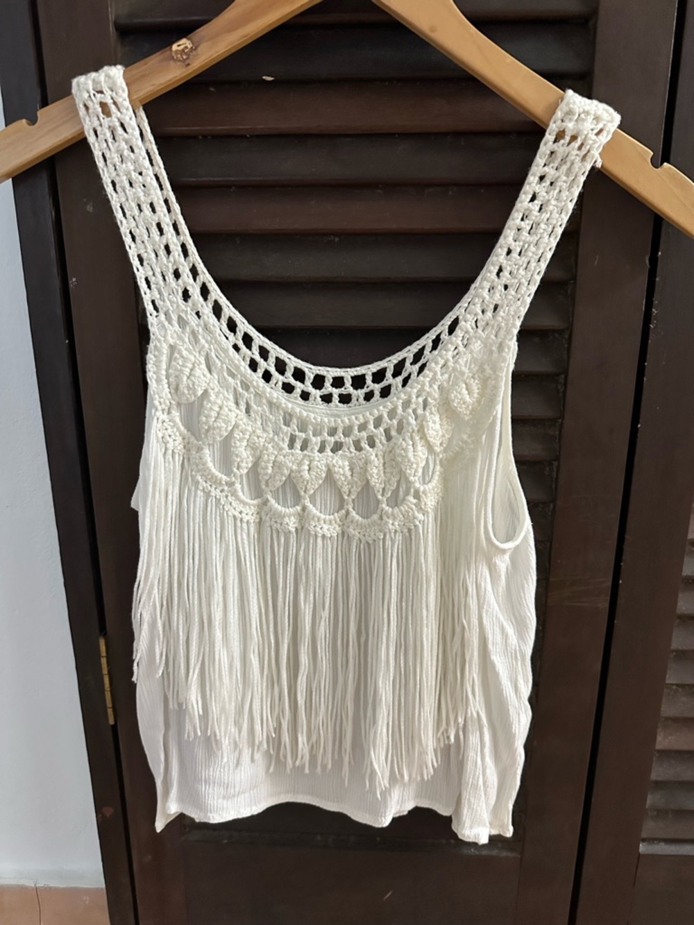 L.A. Hearts Women’s White Crochet Fringe Tank Top, small.